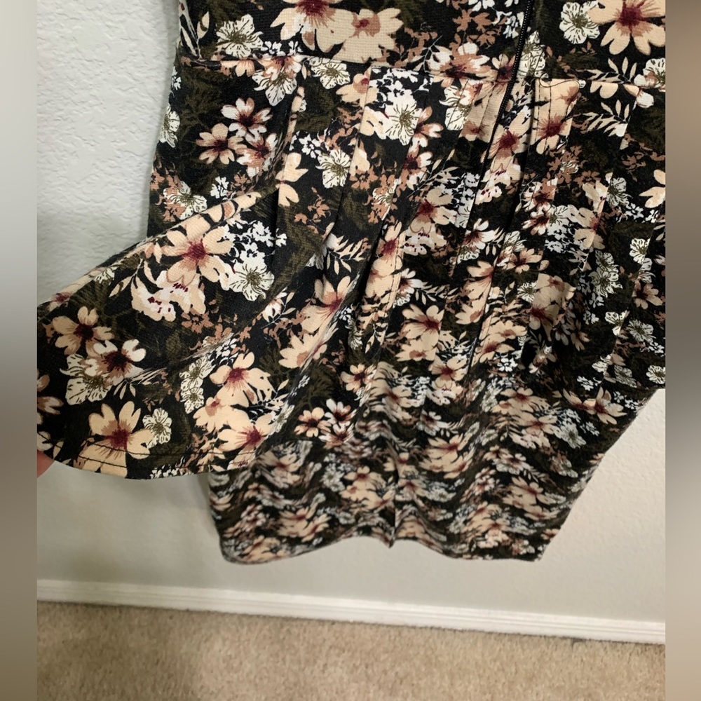 Insync, M, black with flowers - Picture 3 of 4